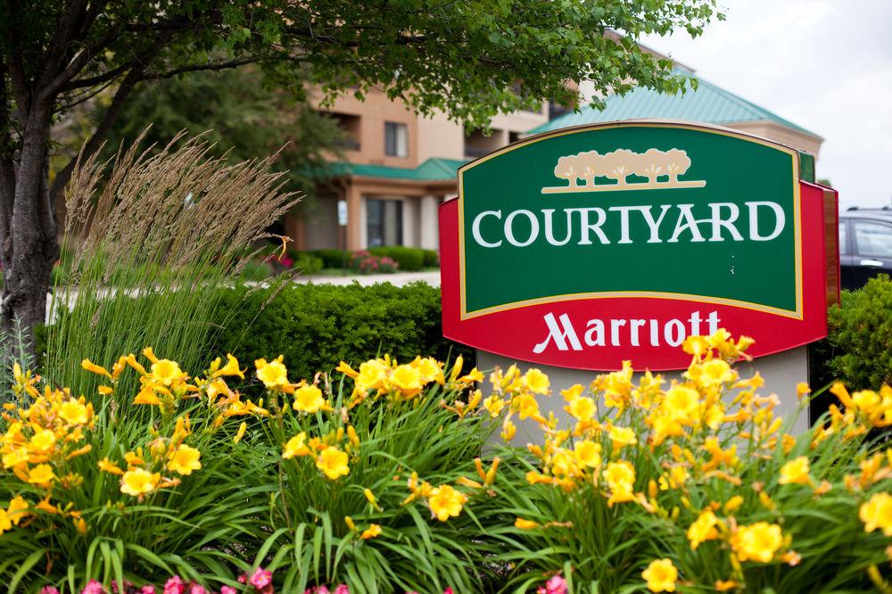Courtyard Chicago St. Charles Hotell Saint Charles Exteriör bild