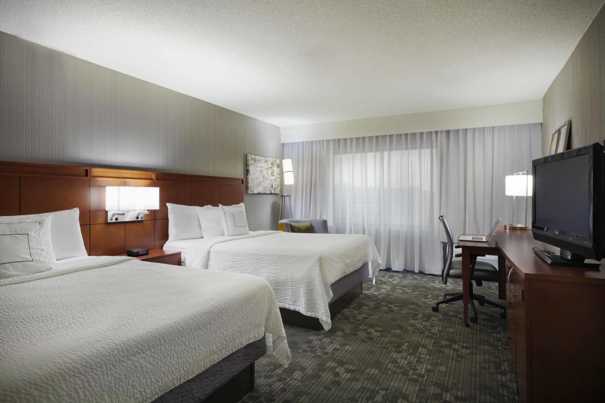 Courtyard Chicago St. Charles Hotell Saint Charles Exteriör bild